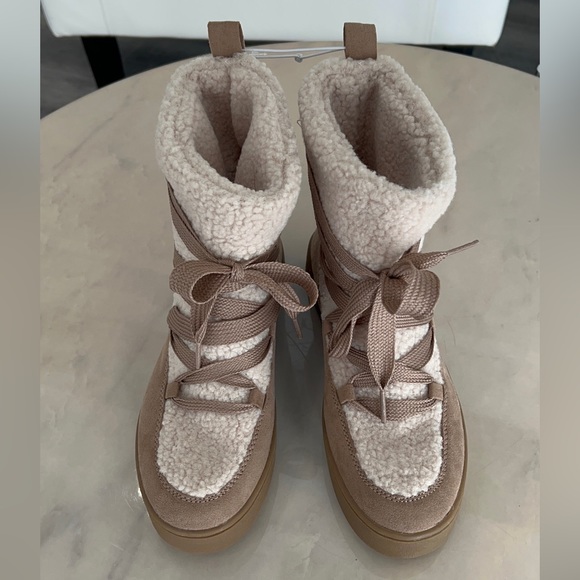 Universal Thread, Women’s, Sherpa Lined, Lace-Up, Boots. - Picture 2 of 6